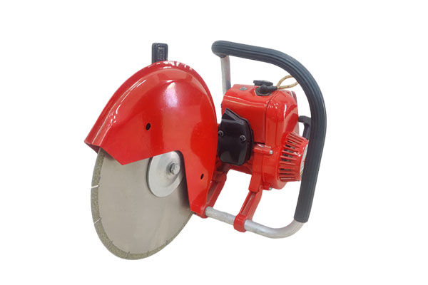 How can a garden cutting saw improve operating comfort through shock absorption design?